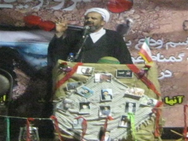 هوشیار باشید دشمن قصد دارد شما را از امامتان دور کند
