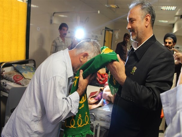 عیادت خدام حرم امام رضا(ع) از بیماران بیمارستان مادر رامهرمز