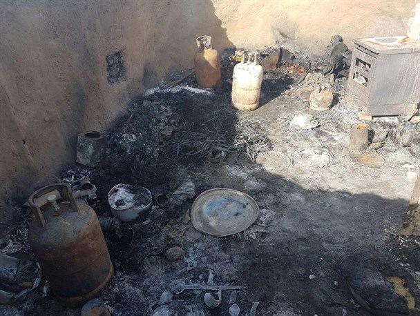 دو خانه مسکونی و یک خودرو در روستای مهر آباد منوجان طعمه حریق شد /تصاویر