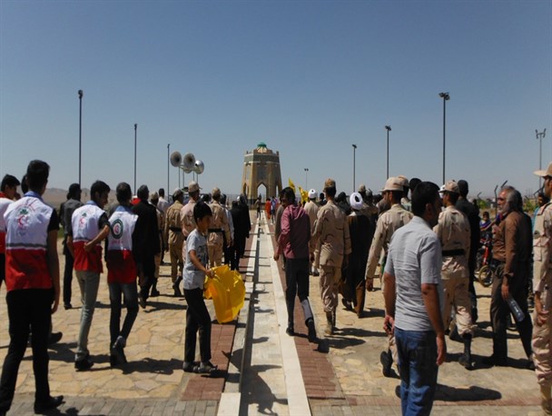 همایش پیاده روی و عطرافشانی مزار شهدای گمنام باحضور خادمین حرم امام رضا(ع)