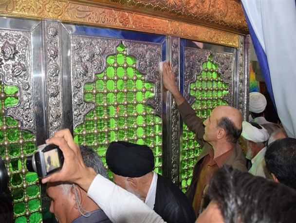 گزارش تصویری/ مراسم غبارروبی مزار مطهر امام زادگان (ع) در نی ریز