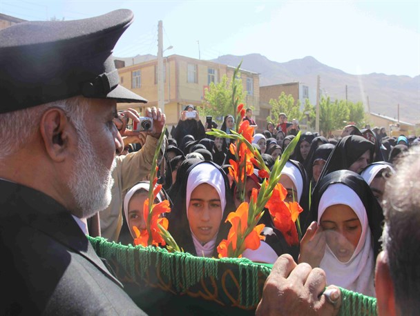 استقبال بی‌نظیر مردم روستای نمونه ایثارگری از پرچم مقدس حرم مطهر رضوی+ تصاویر