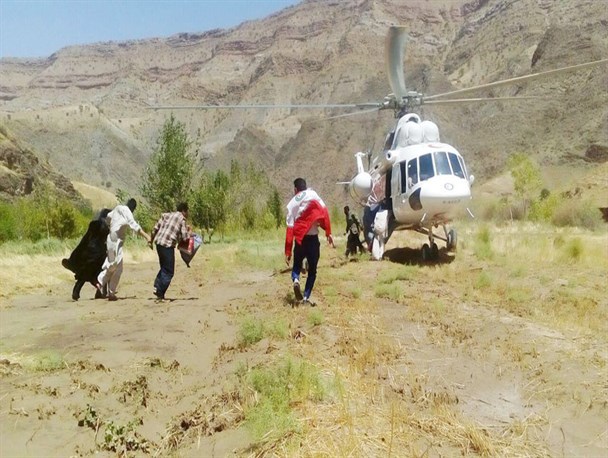 نجات ۹ نفر از سیل‌زدگان روستای معدن آق‌دربند سرخس توسط امداد هوایی+ تصاویر