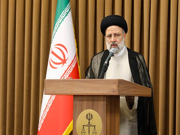 رئیسی از داروخانه ۲۹ فروردین ارتش بازدید کرد