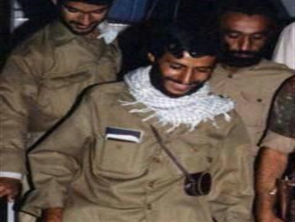 عکس کمتر دیده شده از شهید همت/ شهید همت با کفش های کتانی!