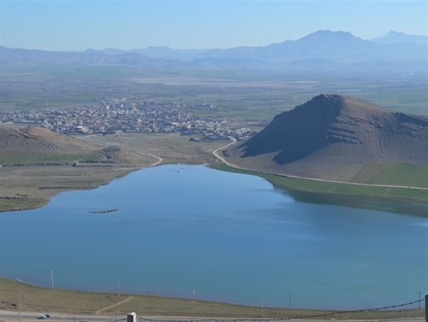 تالاب گل سلیمان آباد میاندوآب خشک شد/ هجوم فرصت طلبان برای صید ماهی