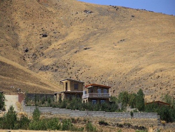 رشد روز افزون ویلاسازی در مناطق گردشگری همدان/ زیبایی چشم‌نواز جاده امامزاده کوه در محاصره دیوارهای خاکستری