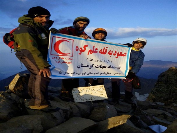 کوهنوردان قوچانی به قله علم کوه صعود کردند