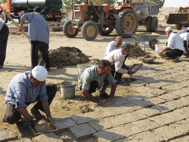 مراسم سنتی خشت زنی در شهر حسن آباد برگزار شد+ تصاویر