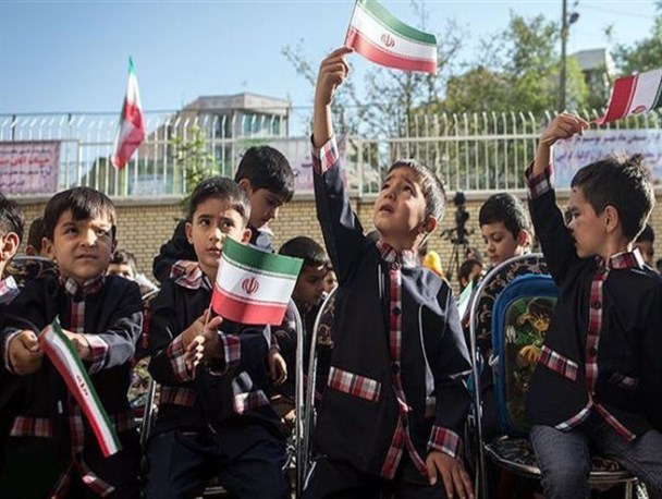 مرگ بدون شیون «تحصیل رایگان» در مدارس دولتی/ لباس فرم مدارس ۸۰ درصد گران شد!