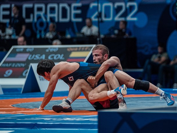 کشتی قهرمانی جهان| صعود میرزازاده به نیمه‌نهایی کشتی فرنگی/ ضربۀ کاری به بنا با ضربه‌فنی محسن‌نژاد!