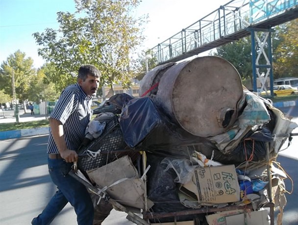 تاثیر برجام در زندگی نان خشک جمع کن در خیابان حافظ تویسرکان+تصاویر