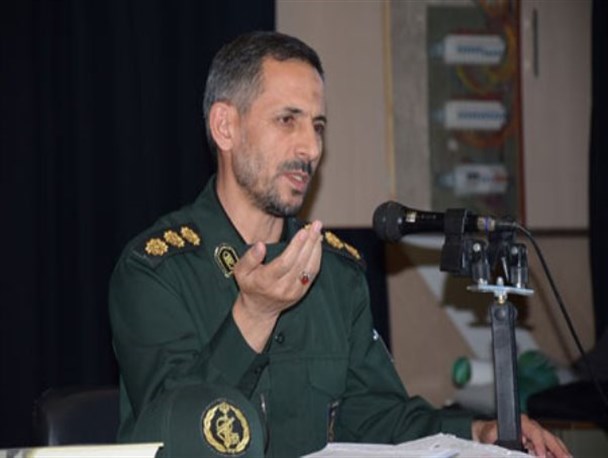 برخی ها برای عکس انداختن با دشمنان انقلاب و نظام اسلامی له له میزنند