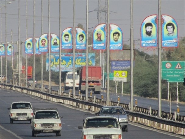 گزارش تصویری از نصب تصاویر شهدای اندیمشک