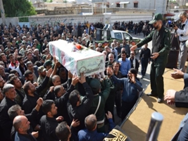 تشییع پیکر شهید کاظمی بر دستان عزاداران حسینی+تصاویر