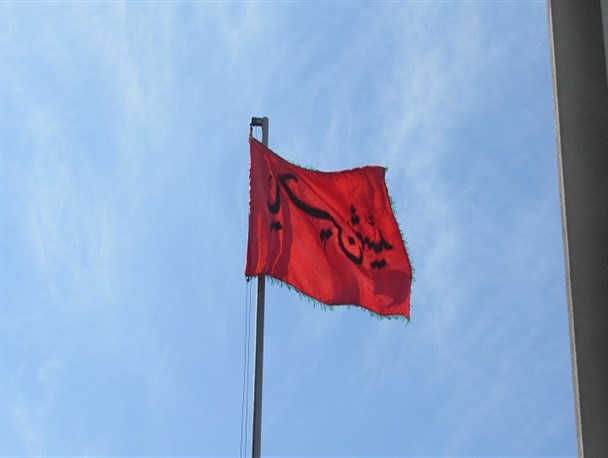 پرچم متبرک حرم حضرت امام حسین (ع) درسمنان به اهتزاز درآمد +تصاویر