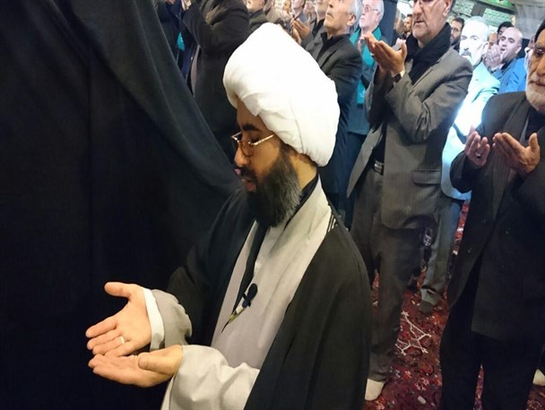 نماز باشکوه ظهر عاشورا به یاد شهدای دشت کربلا در شهر خوشه های طلائی برگزار شد +عکس