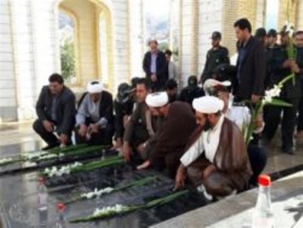 مراسم غباروبی مزار شهدای طارم بمناسبت گرامیداشت هفته نیروی انتظامی+تصاویر