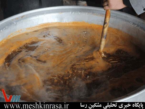 توزیع آش نذری در مشکین شهر/ تصویر