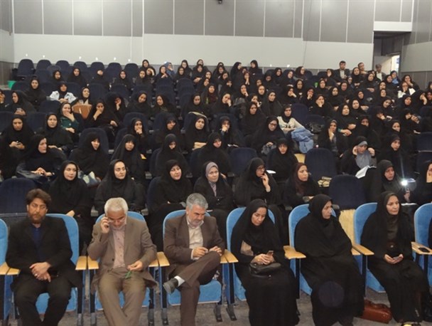 ترک اعتراض آمیز سالن به دلیل تأخیر دو ساعته/توصیه های انتخاباتی بروجردی به زنان