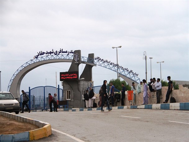 طوفان شدید اسکله بندرعباس را به تعطیلی کشید