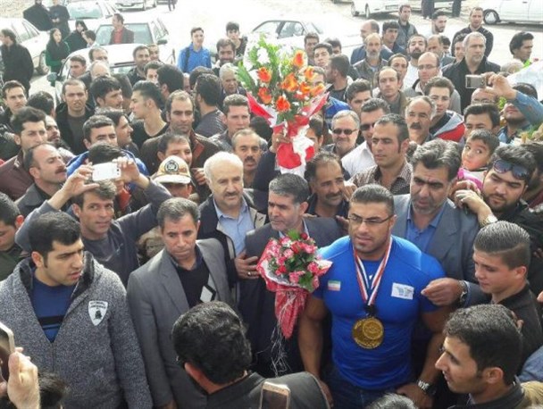 استقبال بی نظیر سرابی ها از قهرمان پرورش اندام جهان/مدال قهرمان  پرورش اندام جهان تقدیم شهدای گمنام شد