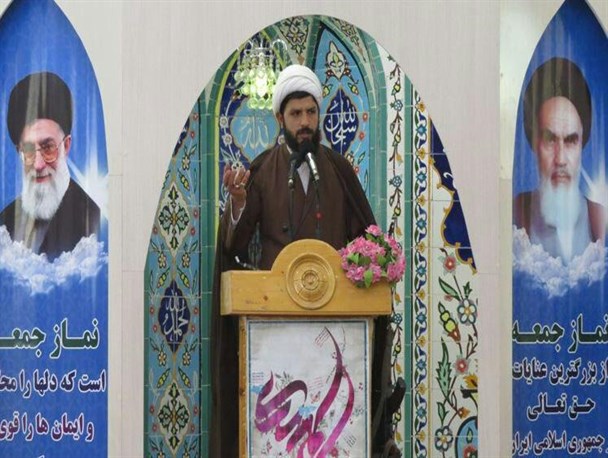 برخی از کوته فکران حاضرند از روی نرده رد شوند و پای بر پرچم استکباری آمریکا نگذارند