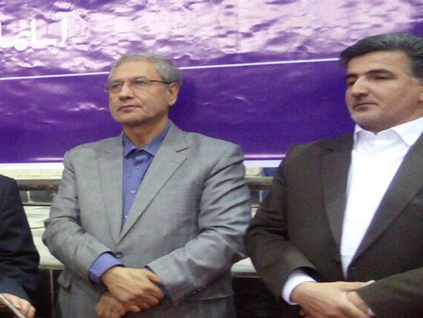 اعتراض تعدادی از کارگران تویسرکانی به قطع شدن بیمه و نگرفتن حقوق/ما ورزشگاه نمی خواهیم، زن و فرزندانمان گرسنه اند!+عکس و فیلم