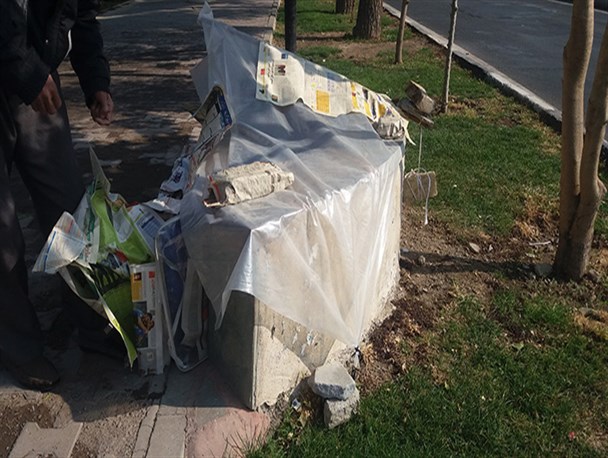 پیرمردی که سرپناهش یک نیمکت سنگی است