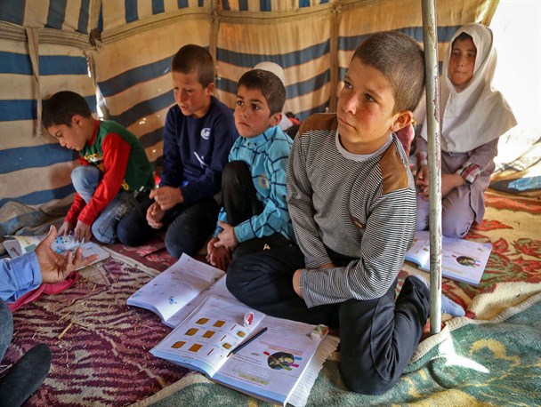 وضعیت نابسامان اینترنت روستای "گل زمین" شهرستان آوج/ دانش آموزان و دانشجویان آواره کوه و بیابان