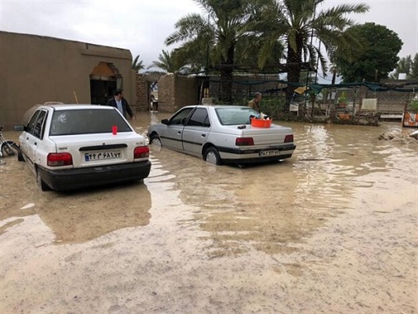 نجات ۵۴ خودروی گرفتار در کولاک و سیل/ آماده‌باش هلال احمر
