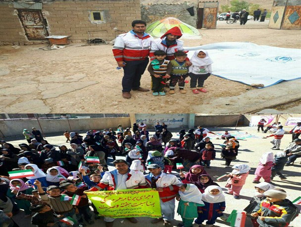 حضور شادی بخش هنرمندان گروه نمایش شهرستان خاش در مناطق زلزله زده کرمانشاه+تصاویر