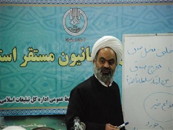 از دروغگو و جاهل باید دوری کرد