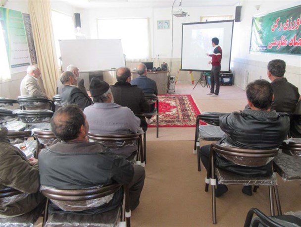 برگزاری کارگاه آموزشی سیستم آبیاری نوین برای کشاورزان سرایان