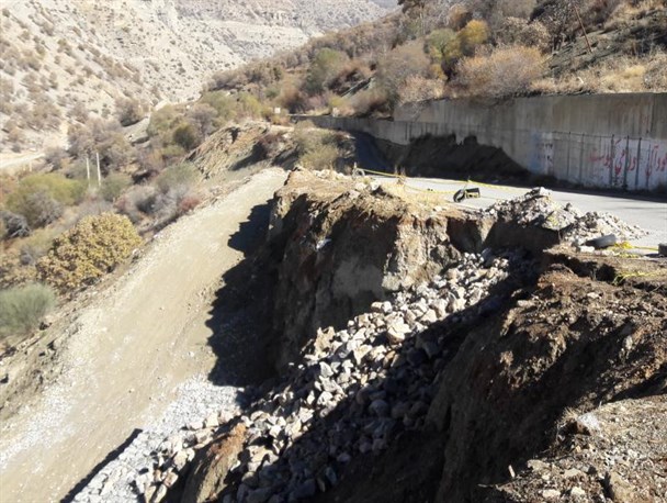 خطر در کمین مردم روستاهای مرکزی دنا/جاده ای که زیرپایش خالی شد+تصاویر
