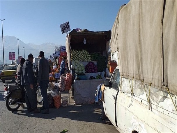 وانت‌هایی که دیگر بار جابجا نمی‌کنند و تغییر شغل داده‌اند/ ناتوانی مسئولان شهری در ساماندهی میوه فروشی‌های سیار
