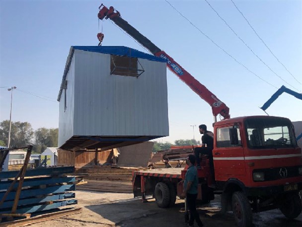 ستاد اجرایی فرمان حضرت امام(ره) ۲۲ کانکس به مدارس زلزله‌زده "فین" اهدا کرد