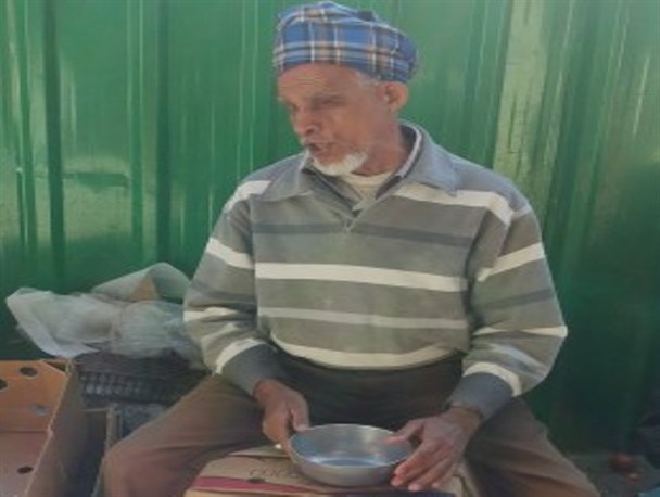 روباری اسطوره قدیم گدایان بندرعباسی/ معروف ترین گدای بندرعباس همچنان در کوچه گداپرور بساط دارد