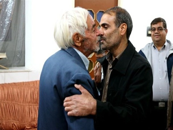 اصحاب رسانه بافق با خانواده شهید شاخص رسانه در بافق دیدار کردند+تصاویر