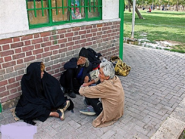 استقرار ۵۰ زن کارتن خواب در گرمخانه مشهد /۱۸ اکیپ مسئول ساماندهی کارتن خواب ها هستند