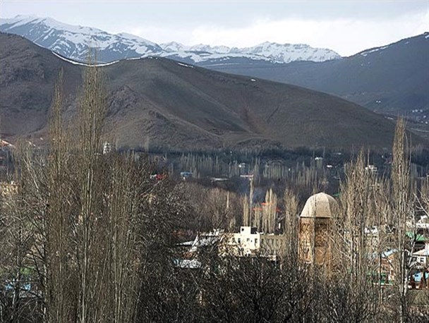 اداره راه و شهرسازی باید به ساخت‌وسازهای غیرمجاز اطراف برج شیخ شبلی دماوند رسیدگی کند