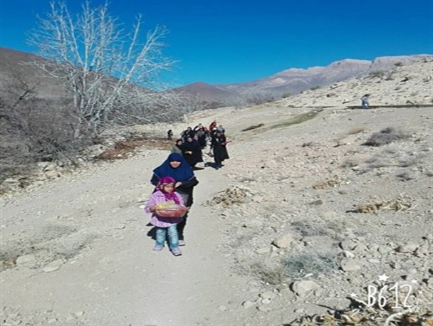 زنان خانه دار روستای خواجه جمالی به پیاده روی صبحگاهی رفتند