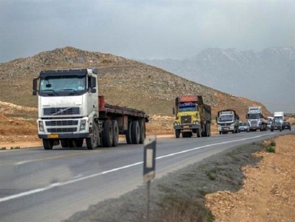 تردد غول‌های سوخت‌رسان در جاده‌ها بلای جان مردم شدند/ فقر بزرگراه در غرب کشور وجود دارد