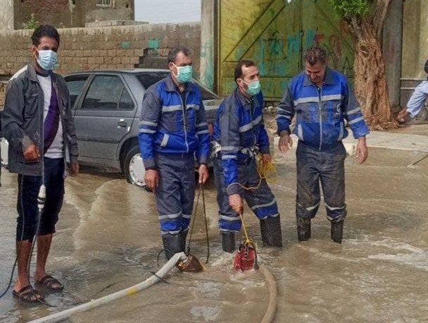 آخرین وضعیت تخلیه آب از معابر و منازل مسکونی گرفتار در سیلاب کنارک/ بارندگی بی سابقه اخیر وضعیت بحرانی را در نوار ساحلی جنوب رقم زد