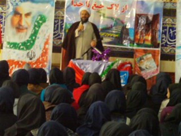 نسل جوان باید به مرز اسلام و کفر توجه داشته باشند