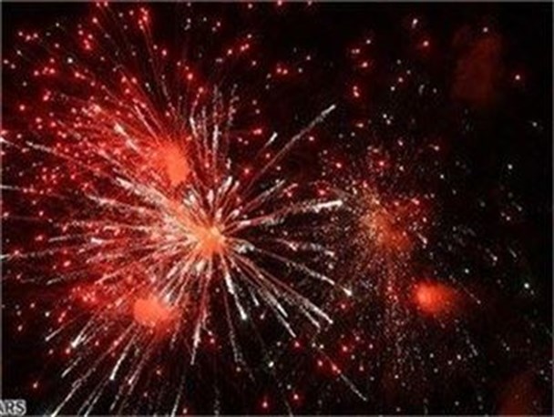 آسمان بن به مناسبت سالگرد پیروزی انقلاب اسلامی نورافشانی می‌شود