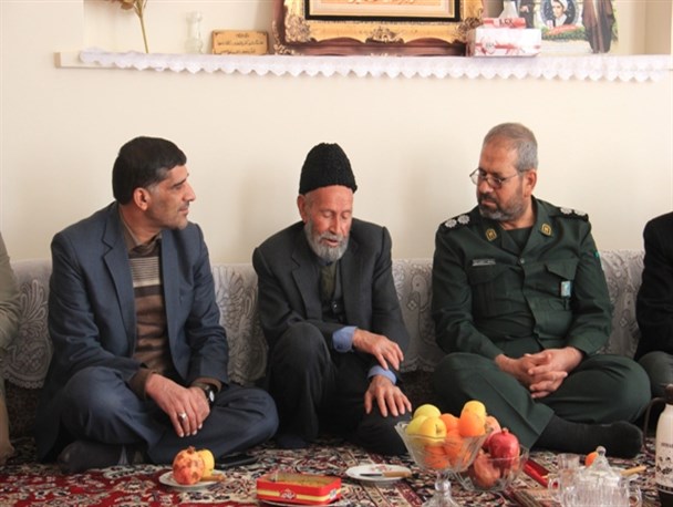 مسئولین شهرستان ابرکوه با خانواده شهدا دیدار کردند+ تصویر
