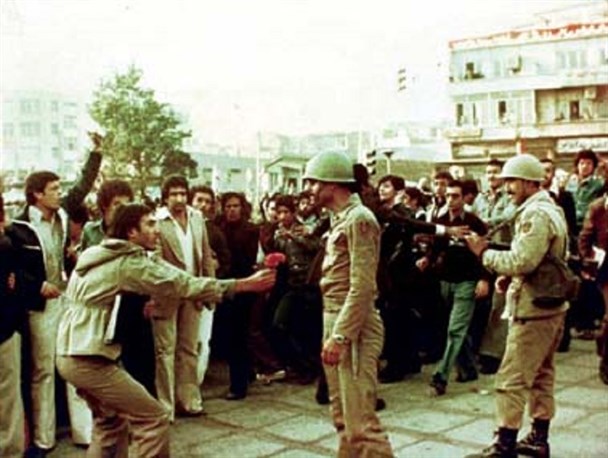ماجرای جوان های انقلابی و گارد ضدشورش پهلوی