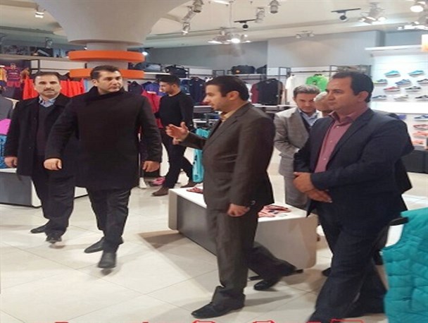 تابلوی 2 واحد صنفی با برند خارجی در مقابل شهرک خزرشهر پایین آورده شد