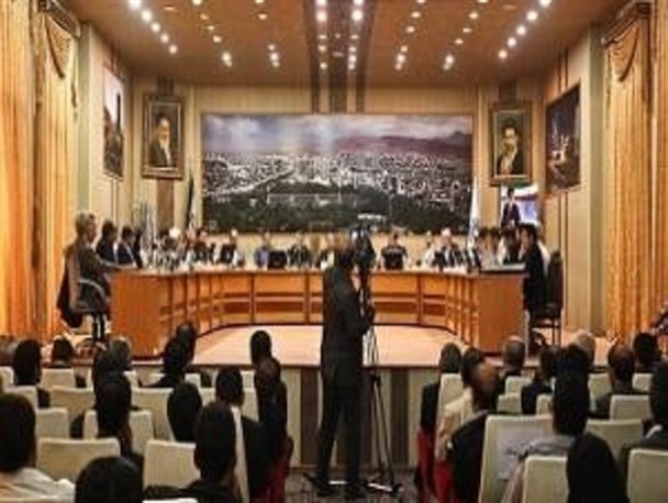 از اهانت و ذلیل سازی شورا تا تخلفات فاحش بودجه عمرانی شهرداری/ چرا چمنی جلسه شورای شهر را ترک کرد؟